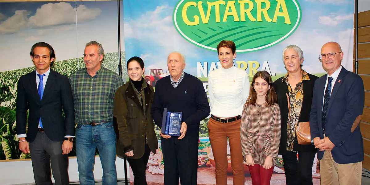 Eduardo L&oacute;pez, Juan Ordu&ntilde;a y su familia, con la presidenta Chivite y el consejero de Cohesi&oacute;n Territorial Bernardo Ciriza