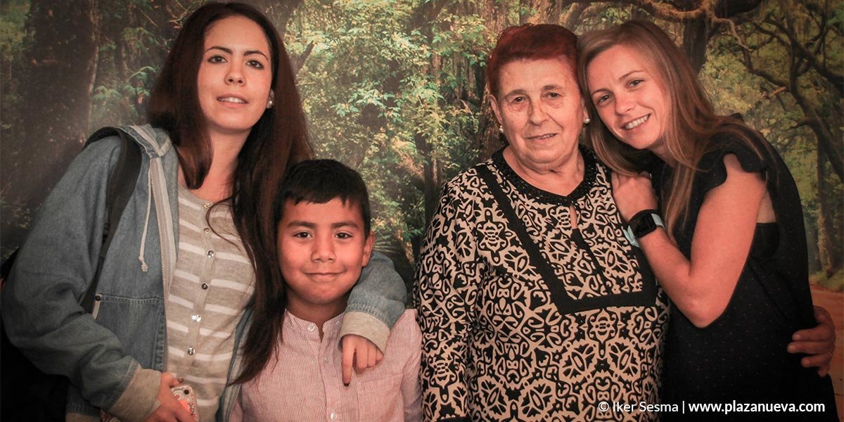 María Teresa Jiménez Segura, Abuela de Tudela, con sus nietos