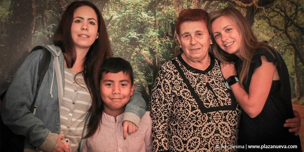 Mar&iacute;a Teresa Jim&eacute;nez Segura, Abuela de Tudela, con sus nietos