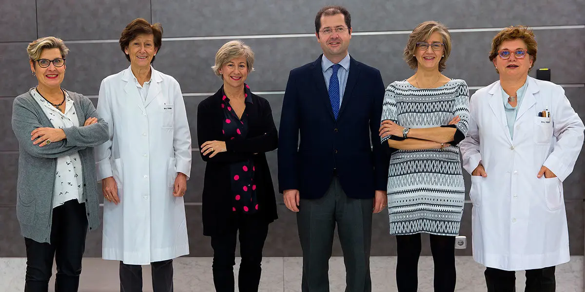 los Dres. Ana Pati&ntilde;o, directora de la Unidad de Gen&oacute;mica de la Cl&iacute;nica; Mar&iacute;a Pilar Civeira, directora del Cima; Roc&iacute;o S&aacute;nchez-Carpintero, especialista en Neuropediatr&iacute;a; Pablo Irimia, especialista del Departamento de Neurolog&iacute;a de la Cl&iacute;nica; Mar&iacute;a Cruz Rodr&iacute;guez Oroz, directora de Neurolog&iacute;a de la Cl&iacute;nica; y Marta Ferrer, directora asistencial de la Cl&iacute;nica