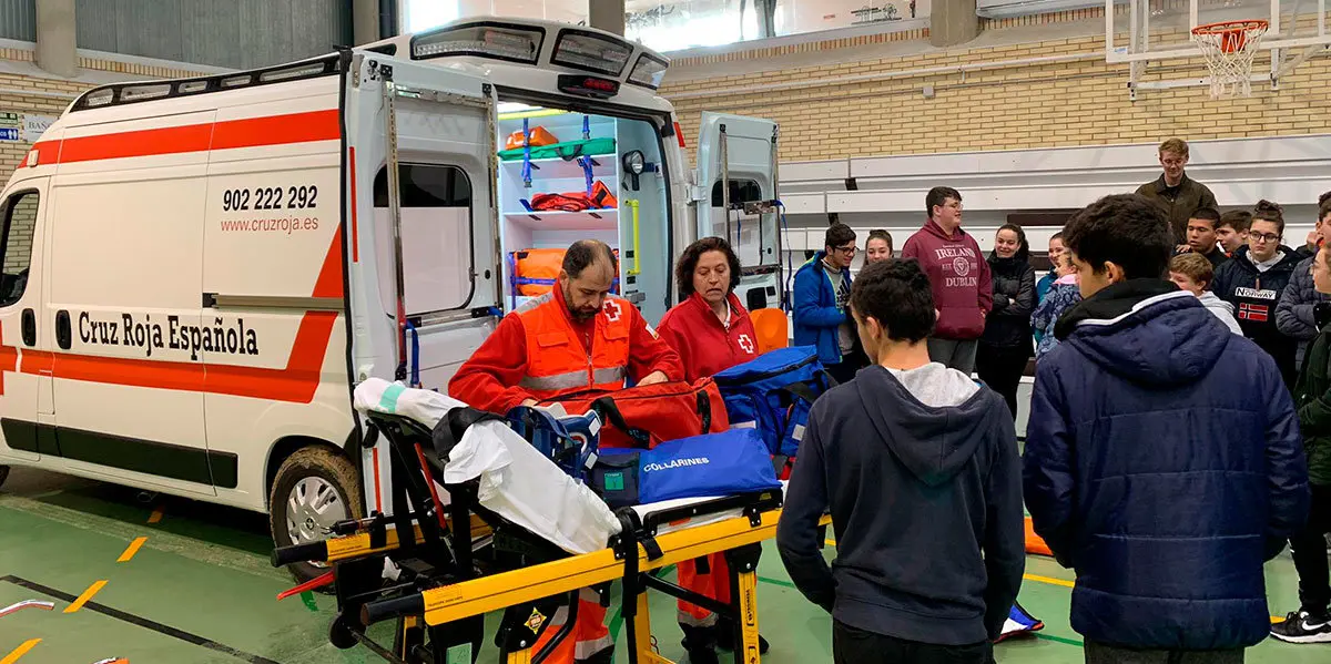 Los alumnos del IES Reyes Católicos, sección Sádaba, están realizando hoy un curso de primeros auxilios, dentro del programa que la Comarca de las Cinco Villas ha impulsado para convertir el territorio en un espacio cardioprotegido