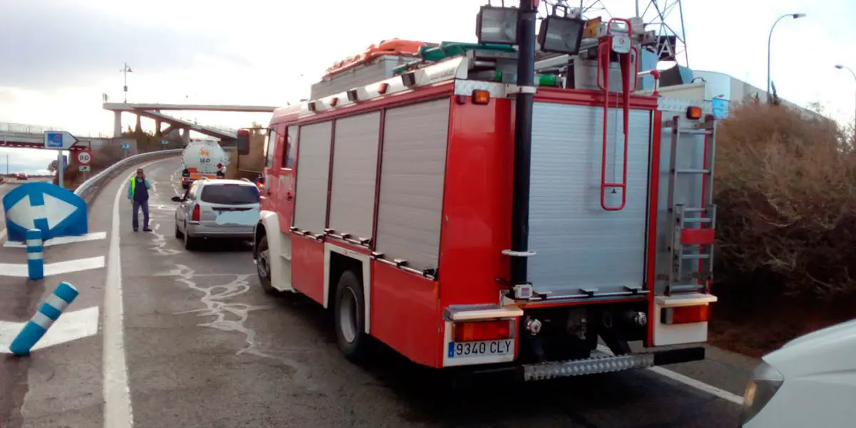 Un coche y un cami&oacute;n cisterna han sido los involucrados en el accidente