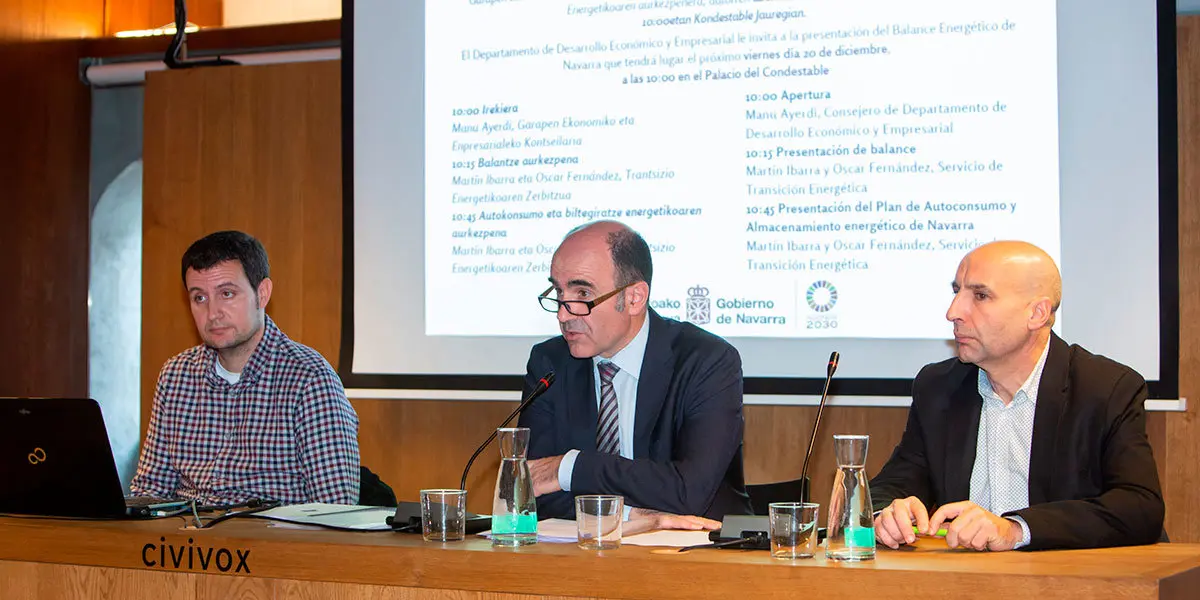 El consejero Manu Ayerdi, junto a Oscar Fernández (a la izquierda) y Martin Ibarra del Servicio de Transición Energética