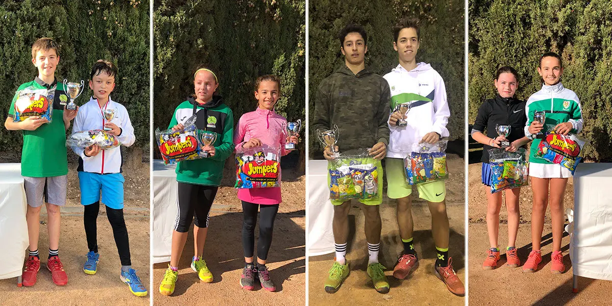 Los cuatro tenistas riberos galardonados con sus adversarios en la Final