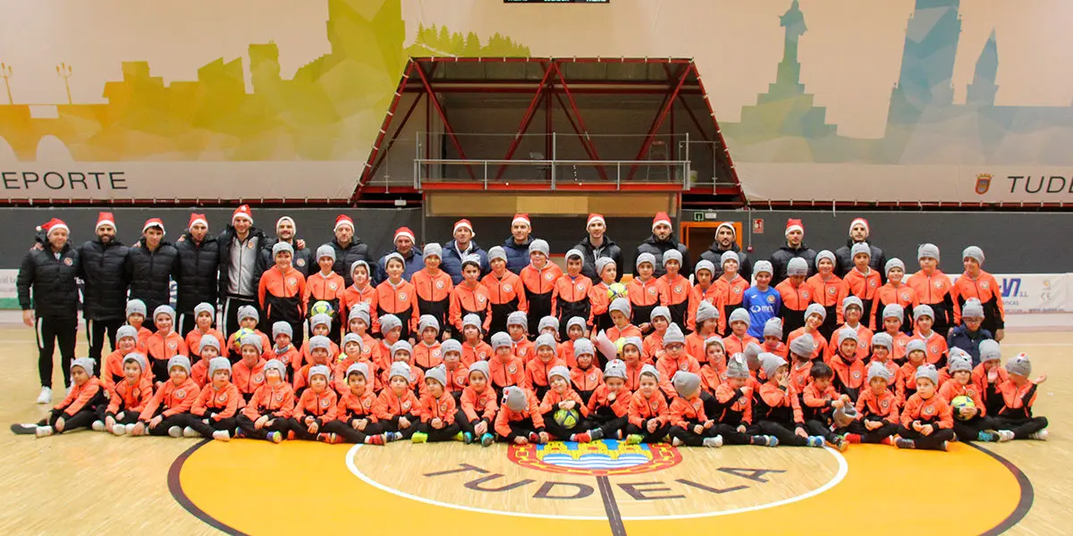 Más de 100 niños del MRC Ribera Navarra FS disfrutaron de la Fiesta de Navidad de la escuela