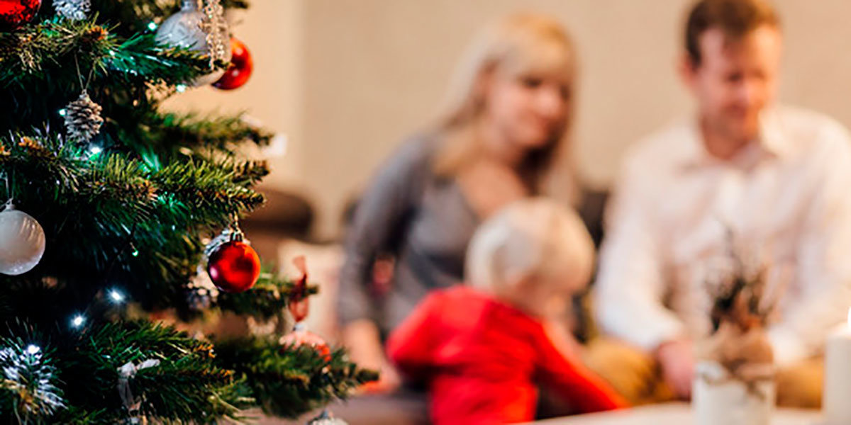 Entre los más pequeños existe un mayor riesgo de atragantamiento en el hogar relacionado con los árboles de Navidad