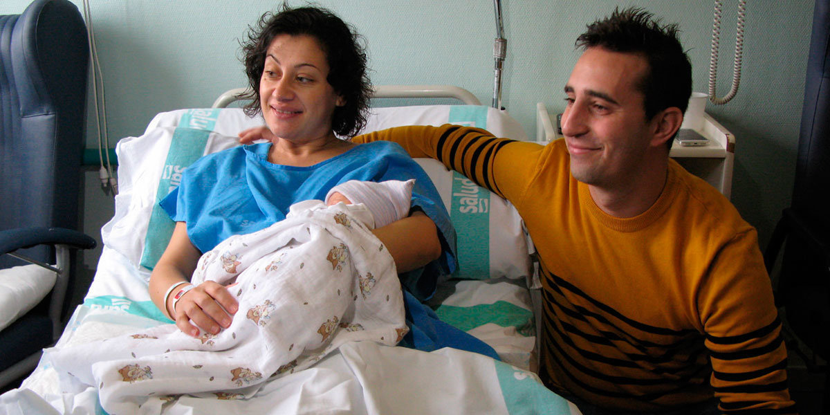 Irene Fernández y Víctor Lahoz con su primera hija Paula Lahoz Fernández, primer bebé de 2020 nacido en hospitales públicos aragoneses
