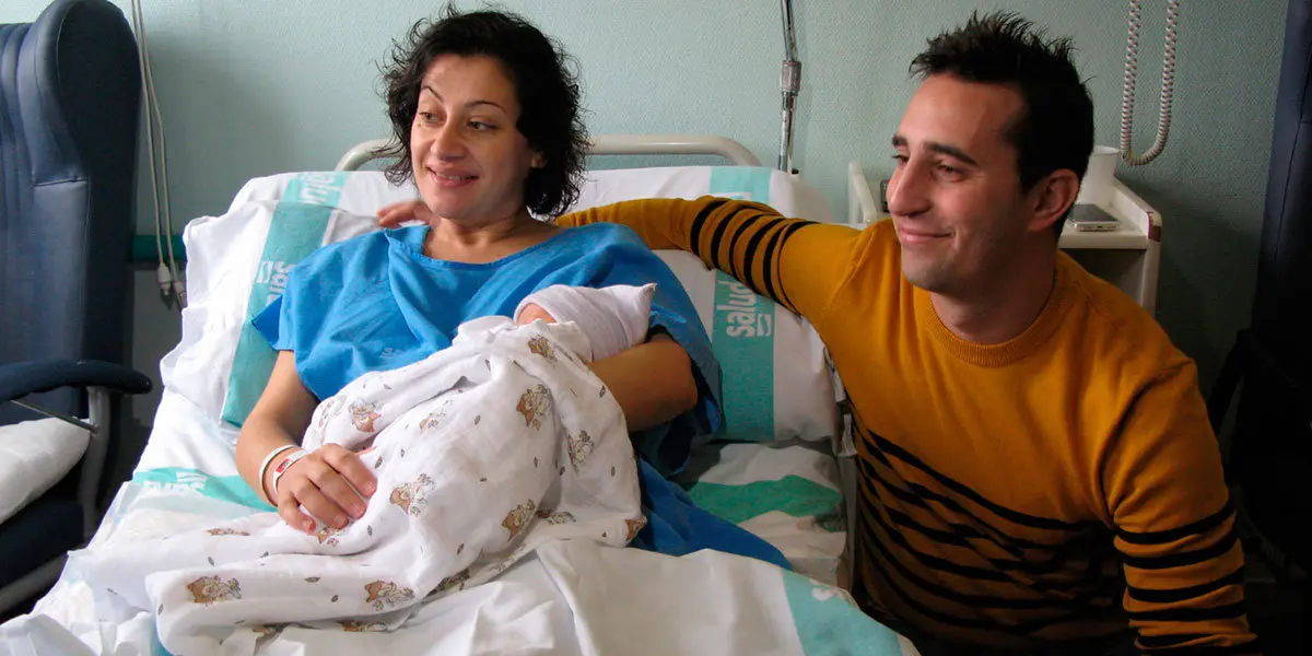 Irene Fern&aacute;ndez y V&iacute;ctor Lahoz con su primera hija Paula Lahoz Fern&aacute;ndez, primer beb&eacute; de 2020 nacido en hospitales p&uacute;blicos aragoneses