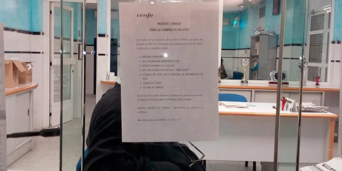 Nota emitida por Renfe en la ventanilla de la estaci&oacute;n de tren de Castej&oacute;n