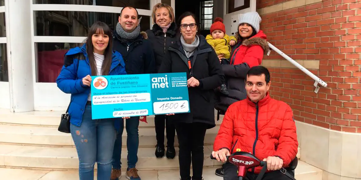 Sergio Vitas, alcalde de Fusti&ntilde;ana, entrega el cheque a representantes de la asociaci&oacute;n AMIMET