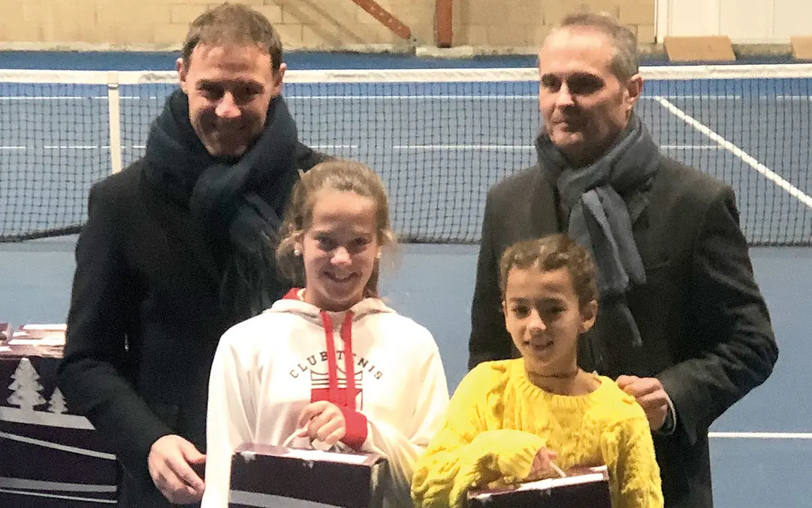 Mar&iacute;a Trujillo (de amarillo) recogiendo su Trofeo de Campeona