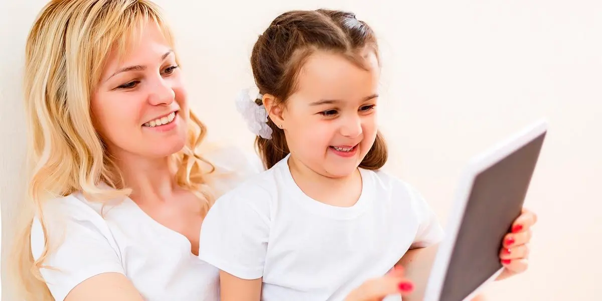 Madre con su hija navegando por Internet desde su tablet