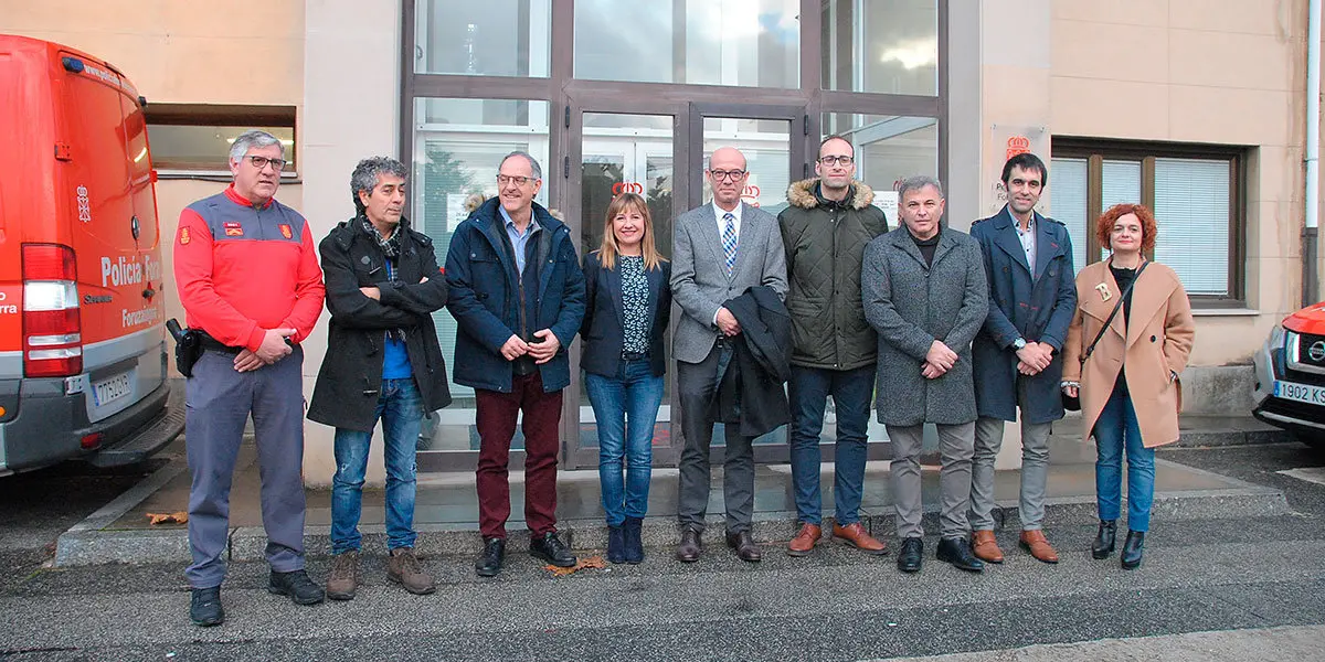 El jefe de la Polic&iacute;a Foral, Juan Carlos Zapico (1&ordm; por la izda) y la directora general de Interior, Amparo L&oacute;pez (4&ordf; por la izda) junto a la delegaci&oacute;n parlamentaria en las instalaciones de la Polic&iacute;a Foral