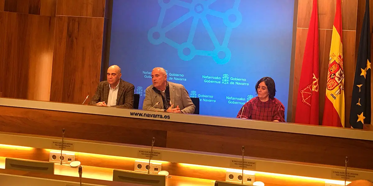 el gerente de Atenci&oacute;n Primaria, Manuel Carpintero; el director general de Salud, Carlos Artundo; y la jefa del  Servicio de Cuidados Asistenciales y Atenci&oacute;n Domiciliaria, Ana Ariztegui presentando el balance de la situaci&oacute;n de la gripe