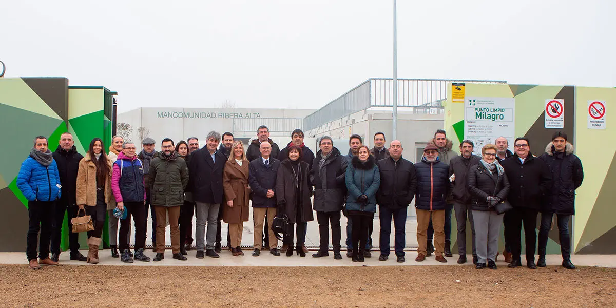 Foto de grupo de autoridades forales y locales visitando el punto limpio de Milagro