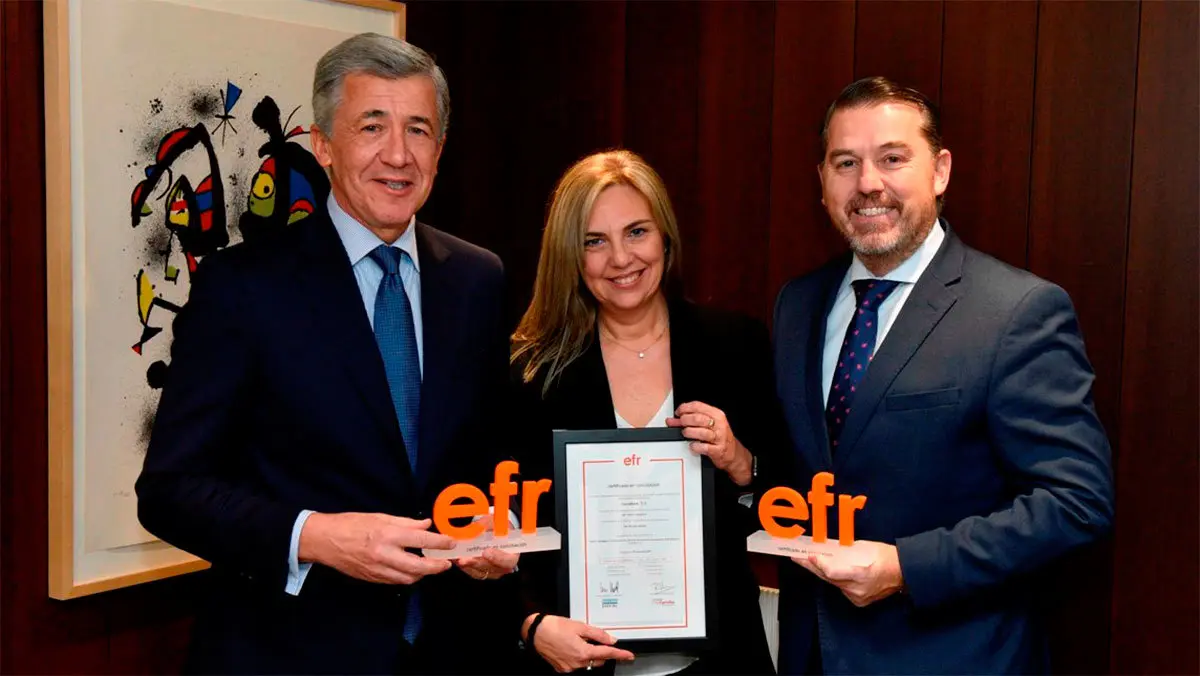 Xavier Coll, director general de Recursos Humanos y Organizaci&oacute;n de CaixaBank; Clara Boada, directora de Cultura, Igualdad y Diversidad de la entidad; y Rafael Fuertes, director general de la Fundaci&oacute;n M&aacute;sFamilia