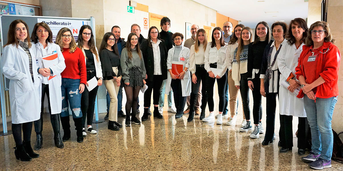 Foto de grupo de alumnado del IES Valle del Ebro  y personal sanitario del Hospital Reina Sofía