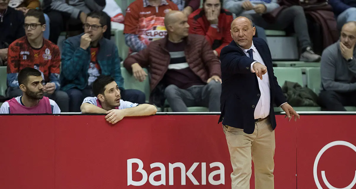 Pato da instrucciones durante el partido