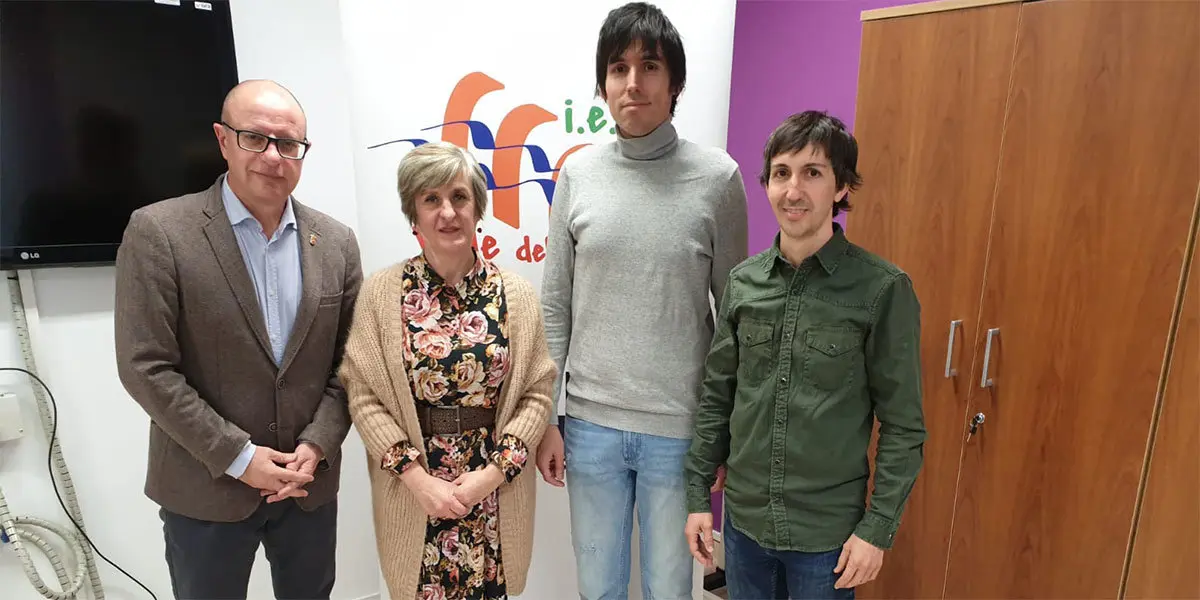 El consejero Gimeno junto a la directora del IES Valle del Ebro, Izaskun Ciriza; el profesor Pablo Ijalba y el Jefe de Estudios de Bachillerato, Joaqu&iacute;n Joven