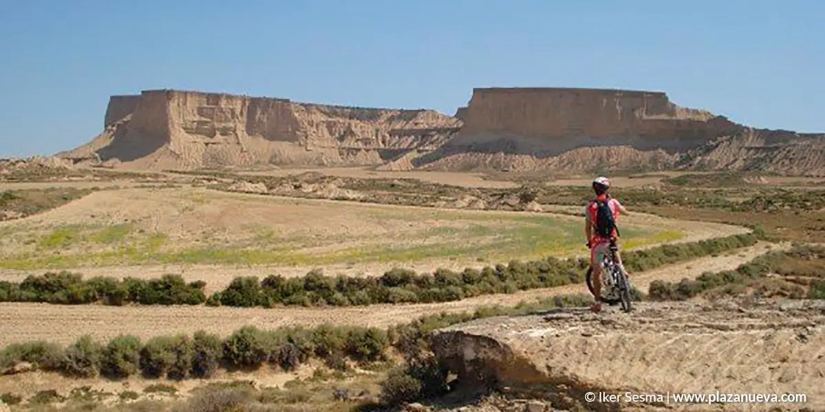 Un joven ciclista disfruta del entorno de las Bardenas