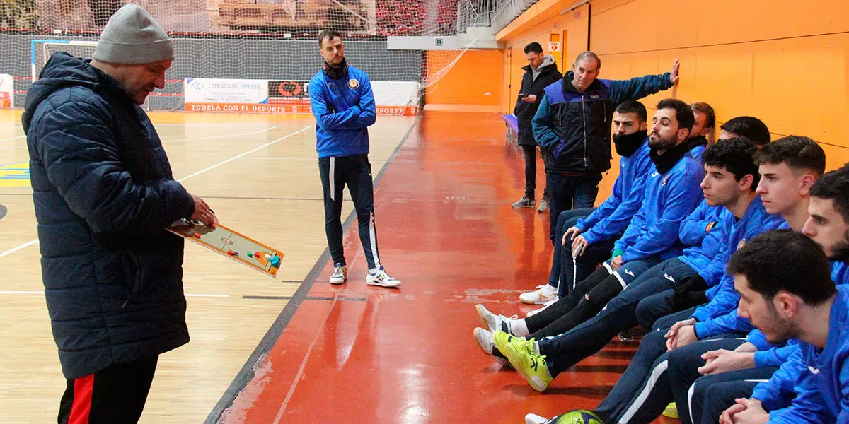 Pato dando explicaciones a los jugadores