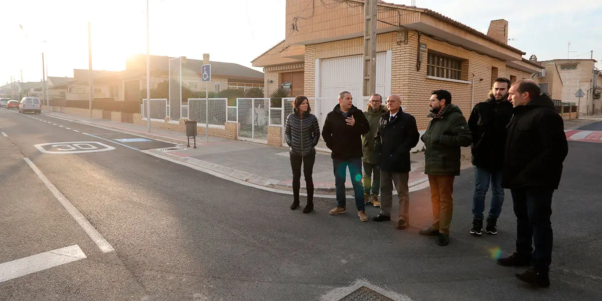 El consejero Ciriza; el director general de Administraci&oacute;n Local y Despoblaci&oacute;n, Jes&uacute;s M&ordf; Rodr&iacute;guez; la directora general de Transportes, Berta Miranda; el alcalde de Castej&oacute;n, David &Aacute;lvarez; y varios representantes del Consistorio visitan las calles reformadas en la localidad