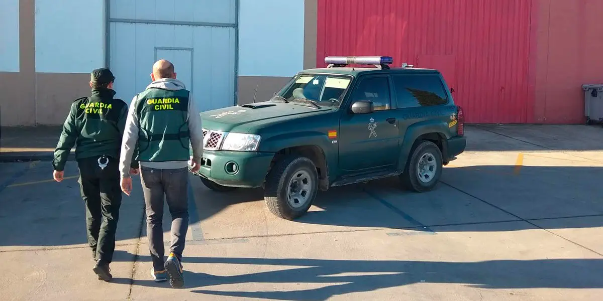 Agente de la Guardia Civil durante las investigaciones