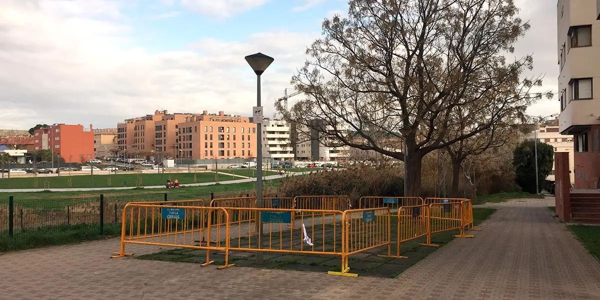 C&aacute;maras de Vigilancia en calle Albares y parque infantil retirado