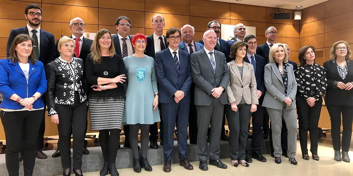 La consejera Indur&aacute;in (cuarta por la izquierda, primera fila) junto al ministro y el resto de participantes en la reuni&oacute;n