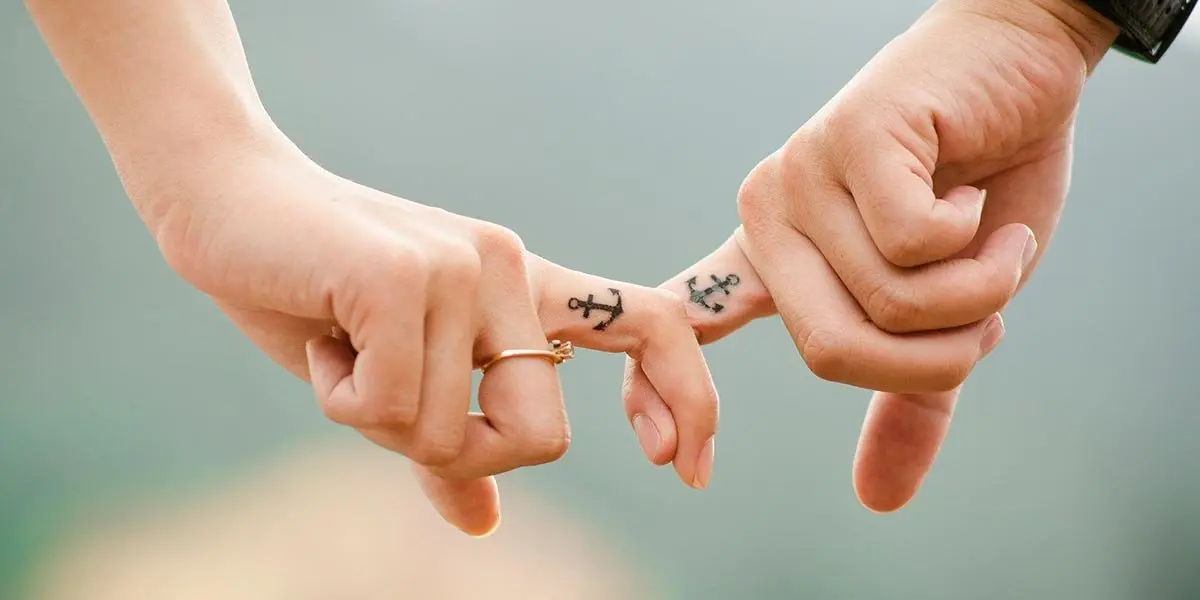 Enamorados San Valent&iacute;n novios mano tatuaje ancla amor