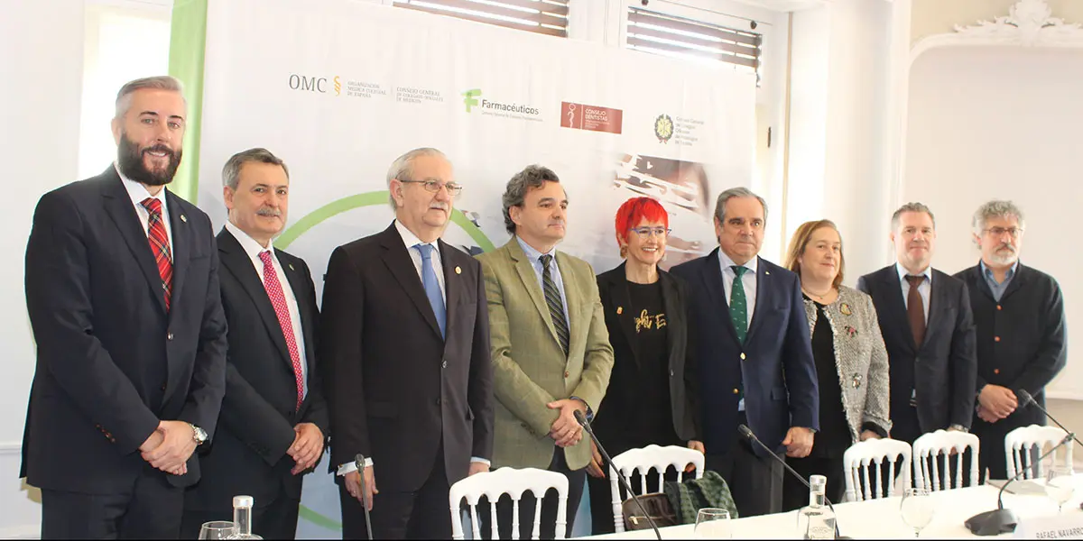 &Oacute;scar Pezonaga, Francisco Jos&eacute; Garc&iacute;a Lorente, Seraf&iacute;n Romero, Rafael Teijeira, la consejera de Salud de Navarra Santos Indurain, Jes&uacute;s Aguilar, Marta Galipienzo, Rafael Navarro y Luis Arigita