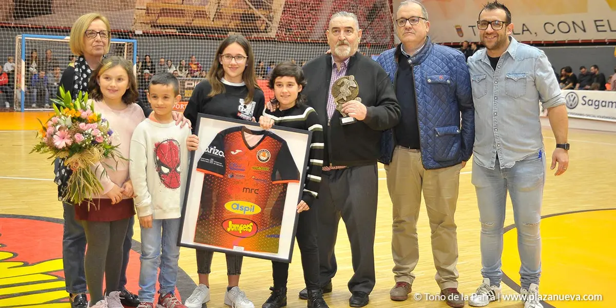 Homenaje a &Aacute;ngel Corral por parte del Ribera Navarra FS
