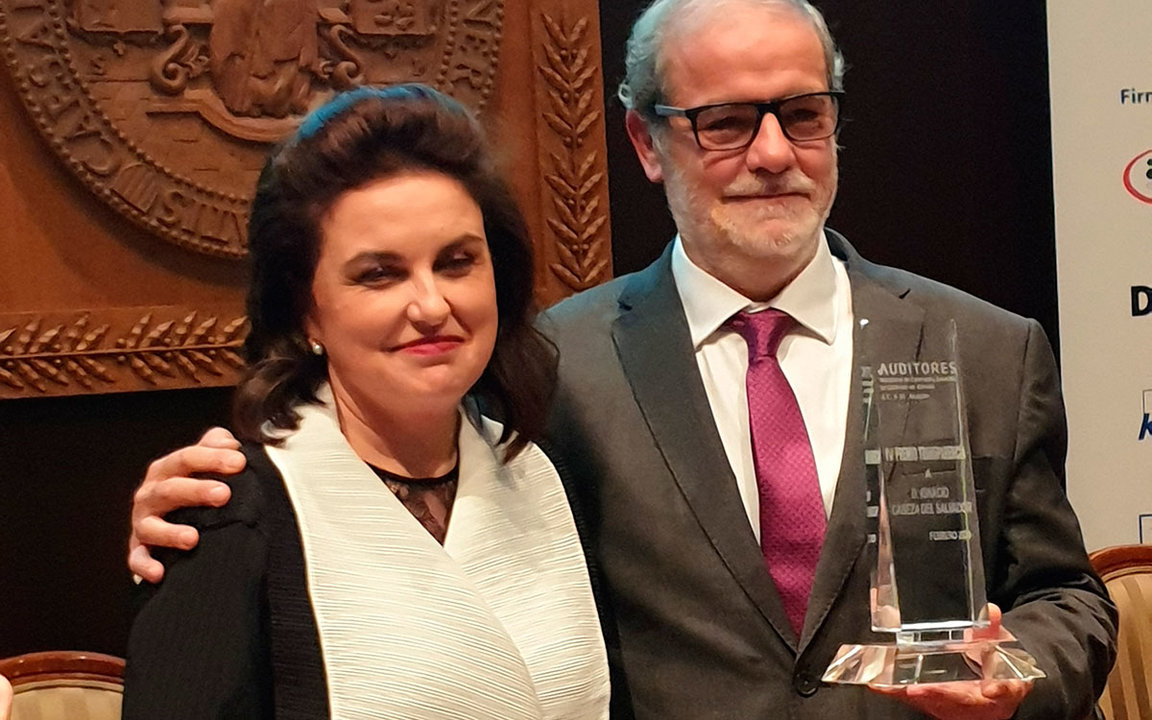 Ignacio Cabeza tras recibir el galardón de manos de Lidia Sierra, presidenta del Instituto de Censores Jurados de Cuentas de Aragónç