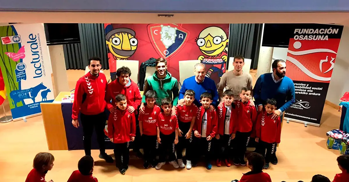Visita de Osasuna al colegio Torre Monreal y a la escuela de f&uacute;tbol de Tudela
