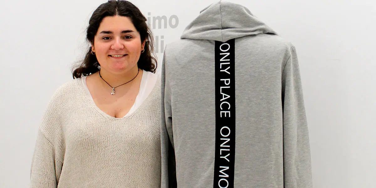 Blanca Guinea con la sudadera que ha dise&ntilde;ado
