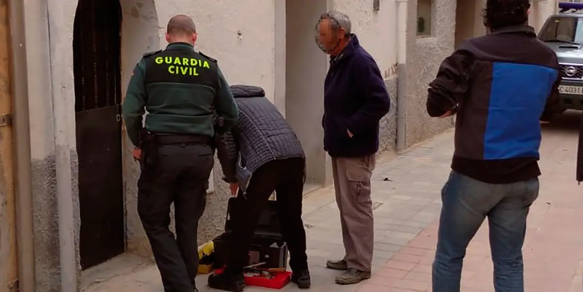 El cerrajero acude para abrir la puerta de la vecina