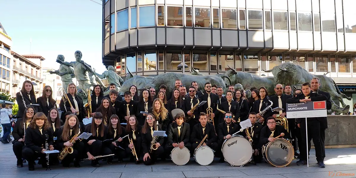 La Banda de M&uacute;sica de Murchante junto al munumento en Pamplona al encierro de San Ferm&iacute;n