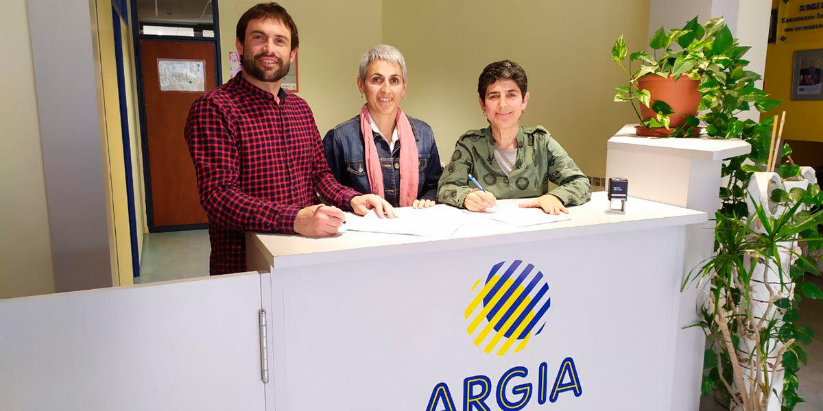Firma del acuerdo en Argia Ikastola