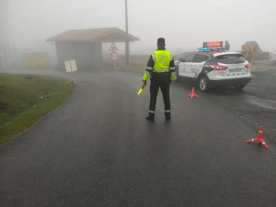 La Guardia Civil durante uno de los controles