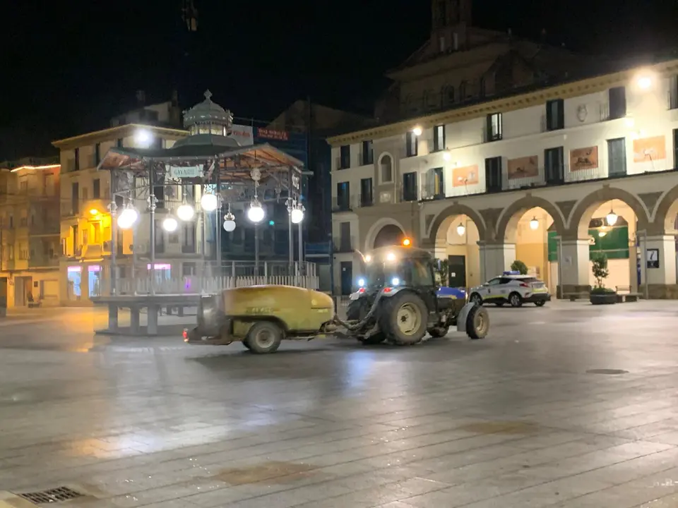 Fumigando la Plaza Nueva de Tudela