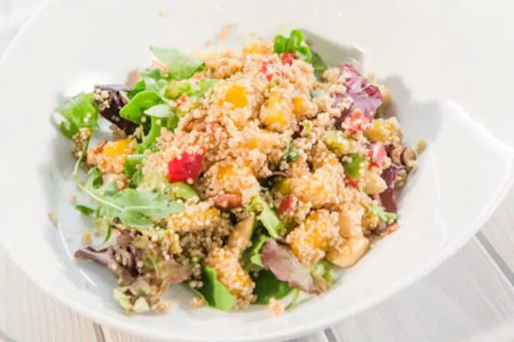 Ensalada de quinoa con pimientos y mango