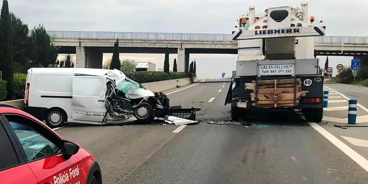 La furgoneta ha quedado gravemente afectada por el impacto