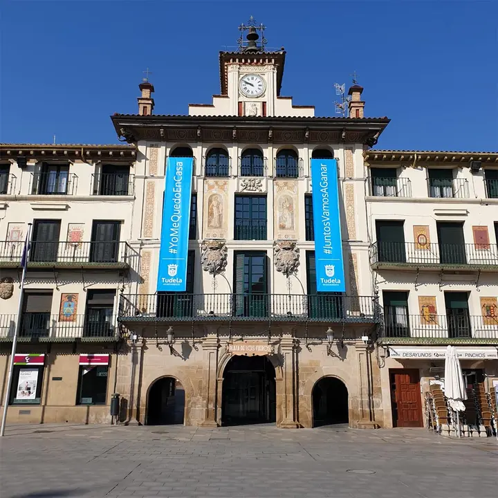 Las dos grandes lonas en la fachada de la Casa del Reloj