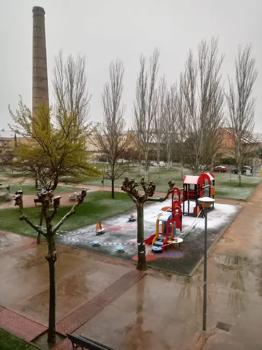 Nieve en la plaza de la Azucarera de Tudela (Mari Carmen Belloso)