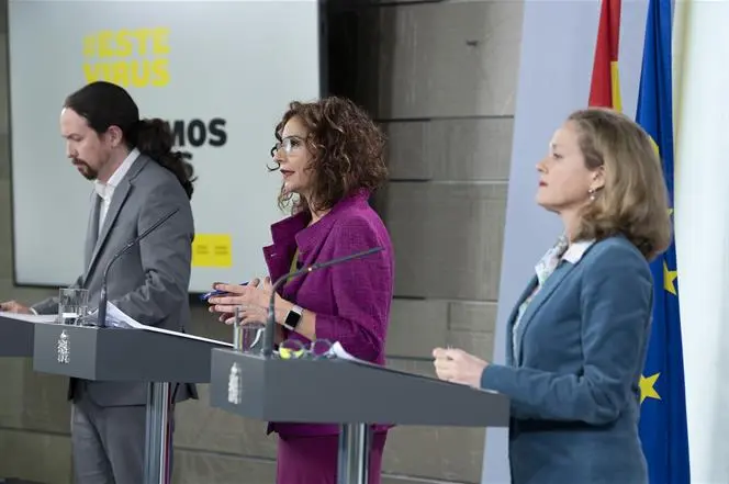 La ministra de Hacienda y portavoz del Gobierno, Mar&iacute;a Jes&uacute;s Montero, el vicepresidente de Derechos Sociales y Agenda 2030, Pablo Iglesias, y la vicepresidenta de Asuntos Econ&oacute;micos y Transformaci&oacute;n Digital, Nadia Calvi&ntilde;o, 