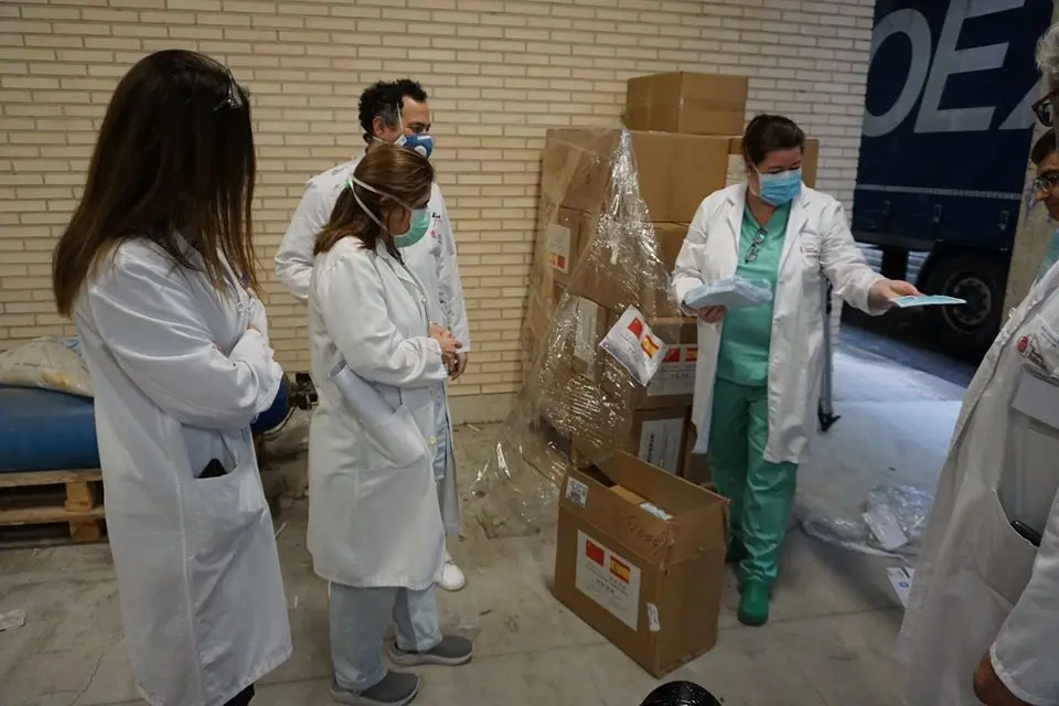 Profesionales del &Aacute;rea de Salud de Tudela comprueban el material recibido
