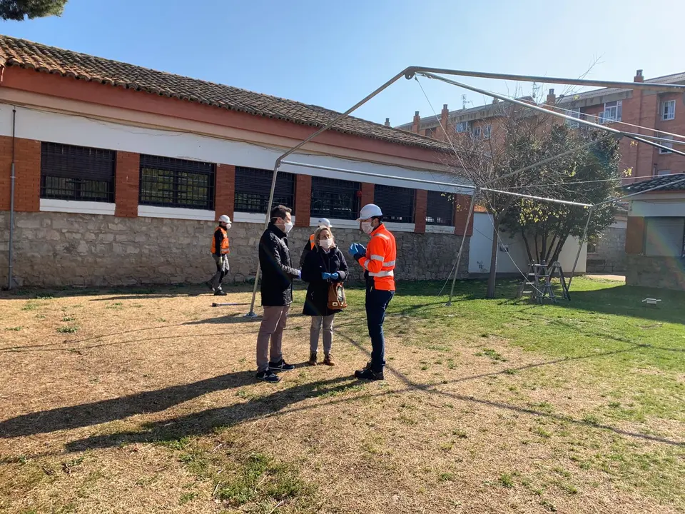 Instalaci&oacute;n de la carpa en el albegue juvenil