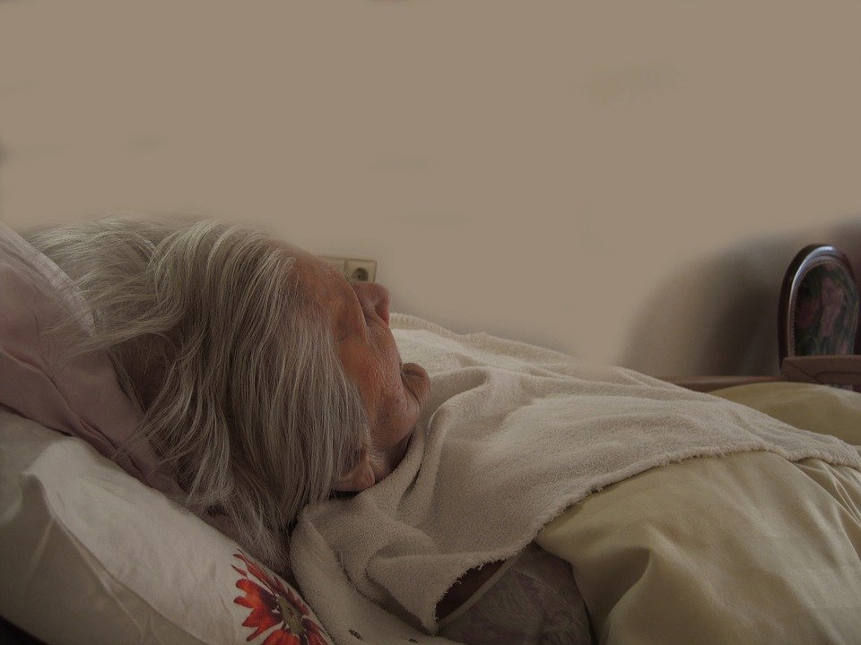Mujer anciana cama enferma