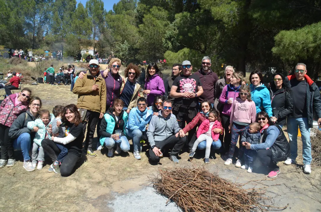 Adela Fdez. (tercera por la dcha.) con su grupo de amigos en el Villar