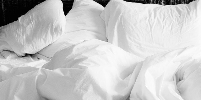 Cama colchones sábanas cojín almohada